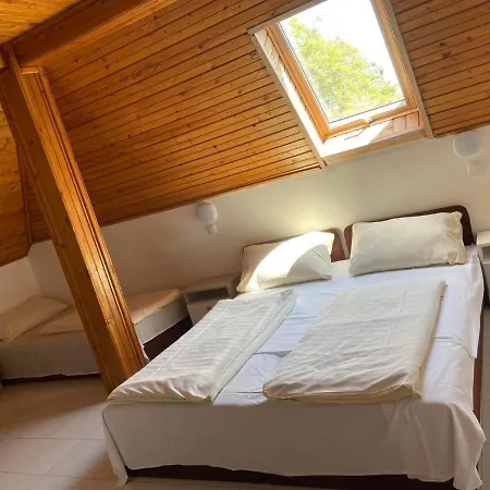 Lelle Centrum Vendeghaz בית הארחה