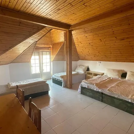 Lelle Centrum Vendeghaz Guest house *