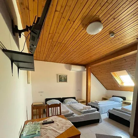 Lelle Centrum Vendeghaz בלטונללה